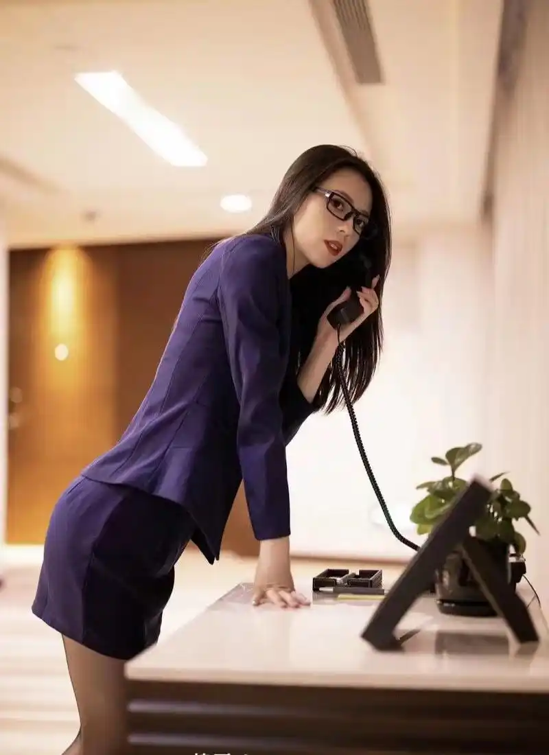 穿搭职业装秘书白领,高跟鞋的搭配穿出高雅时尚的气质!