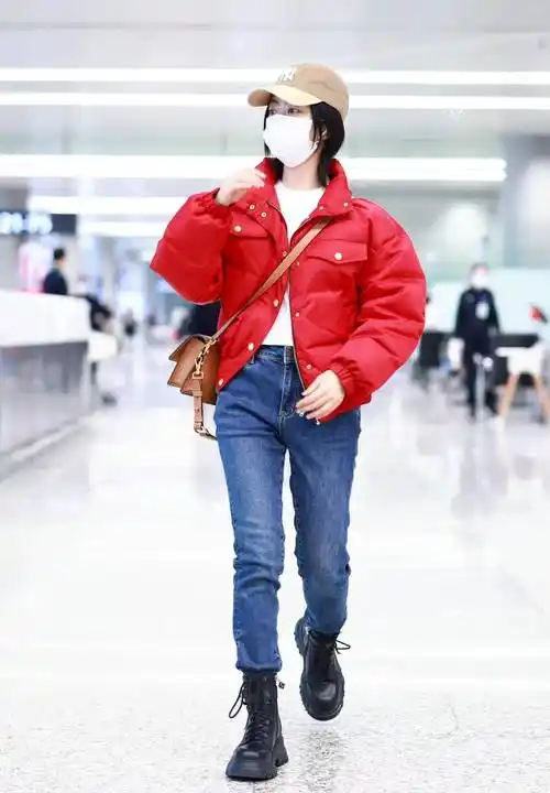 谭松韵现身机场,红色面包服搭牛仔裤,简约时尚又保暖!_女孩_都会_气质