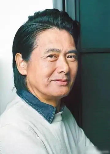 男神周润发65岁近照曝光,和女友人爬山,头发花白却风采依旧