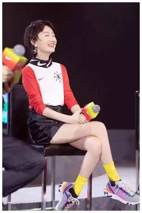 原创为何周冬雨的腿细又直全因穿高跟靴假裙子大家学起来