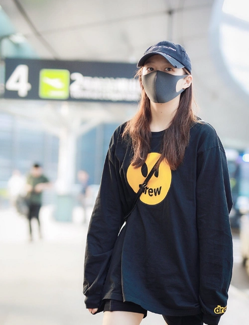 原创关晓彤穿黑色卫衣搭配热裤又美又亮实力诠释人美穿啥都好看