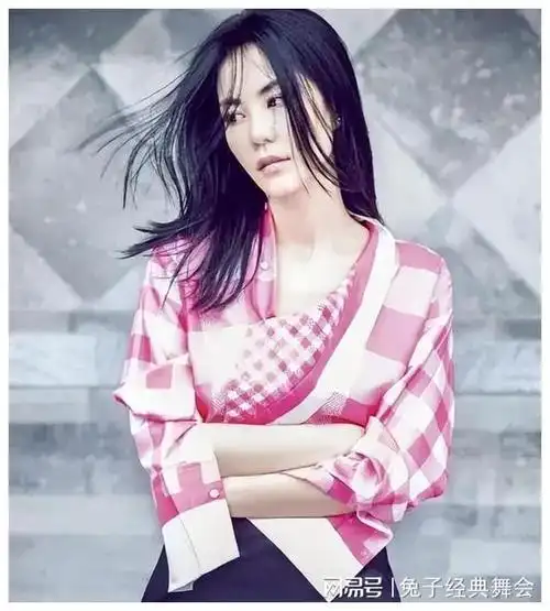 天后也老了,56岁王菲独自游玩被拍到,瘦得只剩骨架