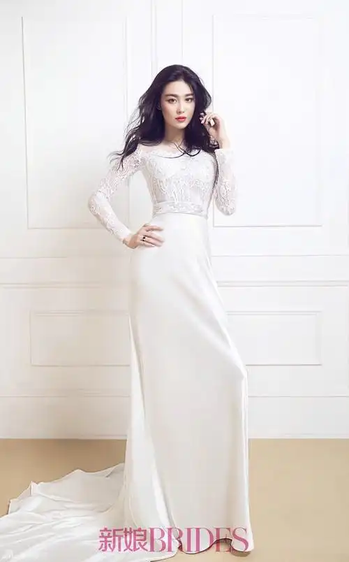 张馨予低胸鱼尾裙秀s曲线 嘟嘴卖萌麻花辫显俏皮