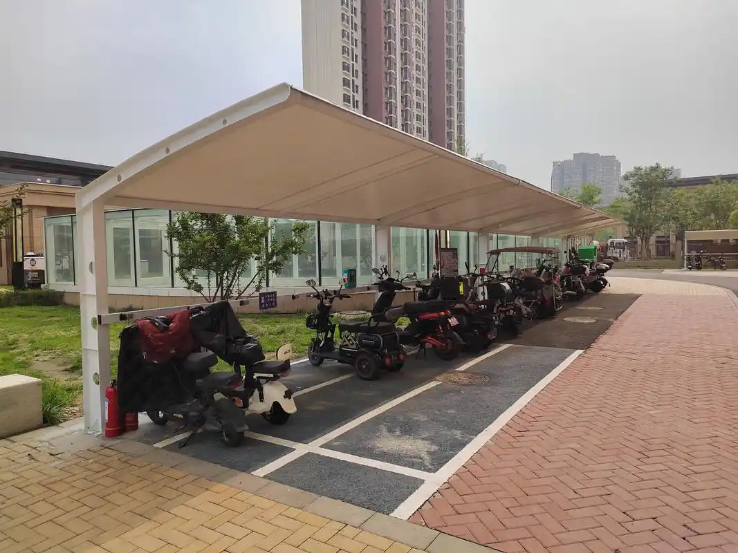 景颂街社区电动车充电车棚施工前,社区工作人员和施工方一起实地勘察