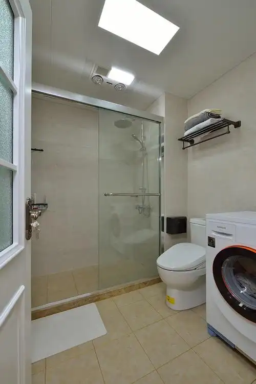 卫生间采用典型的干湿分离设计.