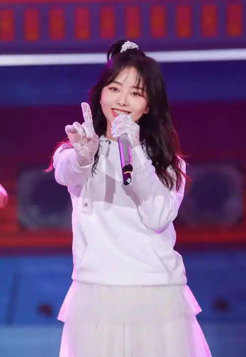 原创谭松韵真会装美苹果头空气刘海俏皮可爱完全看不出快30岁