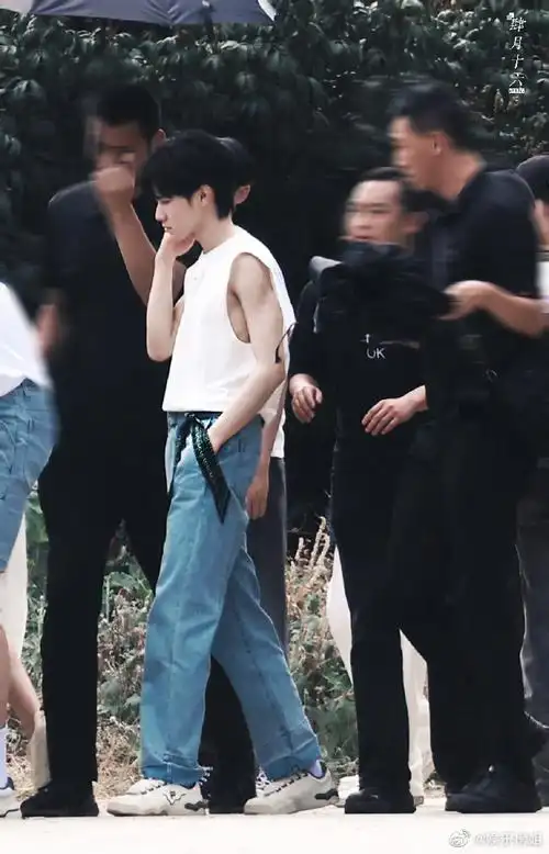 张真源侧拍#胸肌腹肌大腿肌,真源走进我心里,张真源一件无袖背心,"