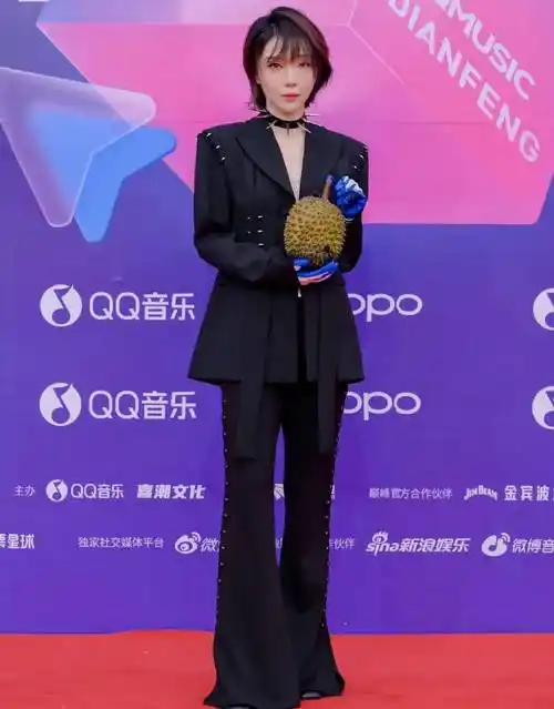 音乐盛典红毯鞠婧祎美翻全场吉克隽逸像蜘蛛精ella的脸咋了