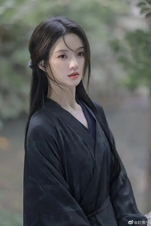 刘些宁黑衣古风写真