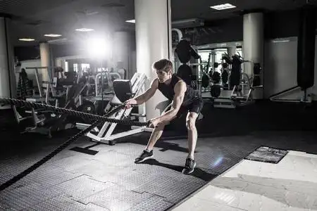 在健身房中运动量来找到练习照片