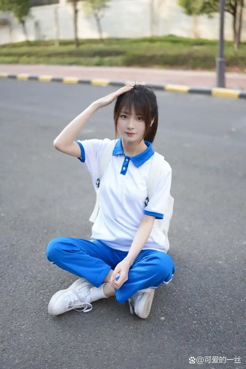 穿校服的时光[微笑]#清纯甜美女孩# #漂亮小姐姐