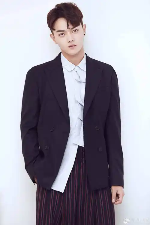 新人王许凯曝写真演绎少年雅痞感