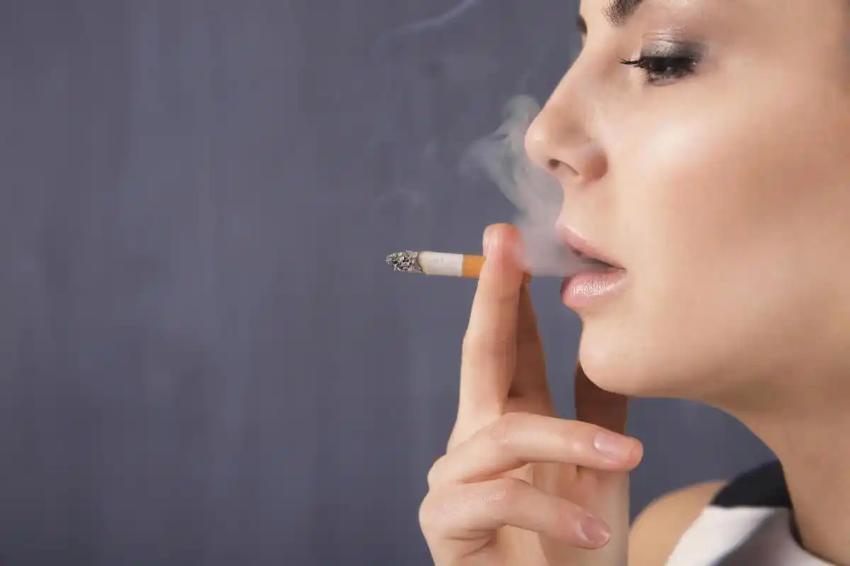 抽烟吸烟香烟年轻女子的画像拒绝吸烟打破了香烟拒绝吸烟手势一支香烟