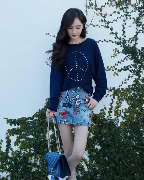 少女感给杨幂太多自信紧身牛仔裙都敢穿但过膝长靴最抢镜