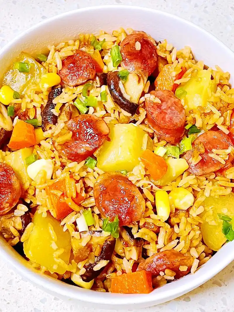 答应我...一定要试试这道香肠土豆焖饭!一出锅就给香迷糊的香 - 抖音