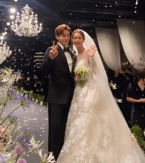 近日,韩国歌手李多海和歌手se7en的婚礼照片在网络上曝光.