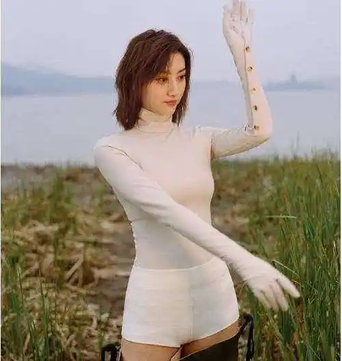 有种"土肥圆"叫景甜,路人镜头下暴露真实身材,堪称"肥中带美"