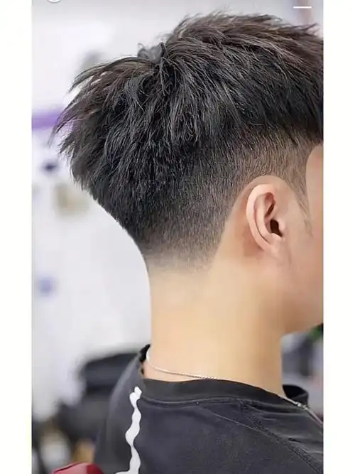 男生帅气十足的发型