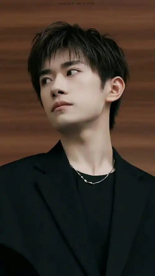 四和四的喉结@tfboys-易烊千玺#易烊千玺北京##四字 易烊千玺 yyqx 四