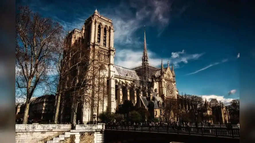 宽宏大量,是惟一能够照亮伟大灵魂的光芒.《巴黎圣母院》