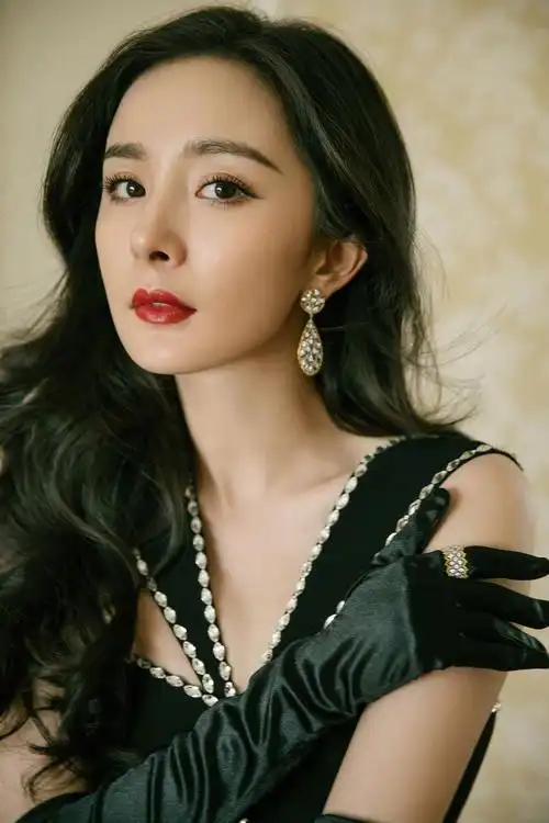 【1.23 杨幂】全球代言人 @杨幂 昨晚惊喜现身@雅诗.