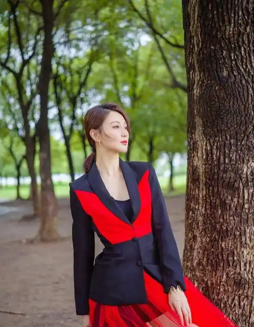 原创演员侯梦莎搭档吴京一战而红如今脱下军装后惊艳众人