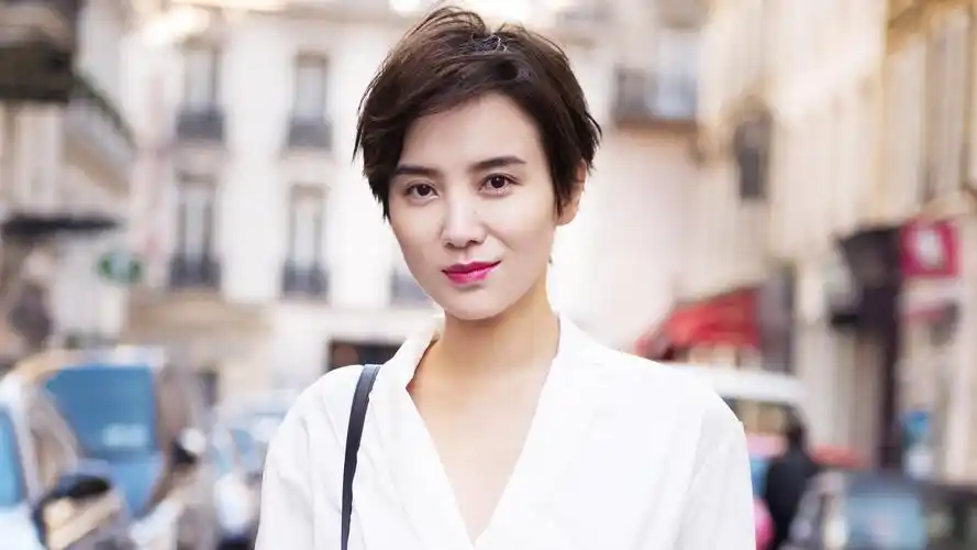 中国女演员,因有同名的前辈女演员宋佳,故多被媒体称为"小宋佳"