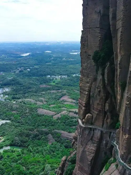 上饶弋阳龟峰是一个相对容易攀爬的山峰,对于大多数游客来说,难度并不