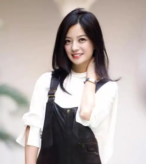 女明星中头大比较明显的还有赵薇,因为她头型有点宽,脖子也不够纤细