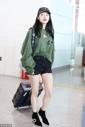 "冯女郎"杨采钰穿破洞卫衣潮范足 涂红唇露长腿实力吸睛