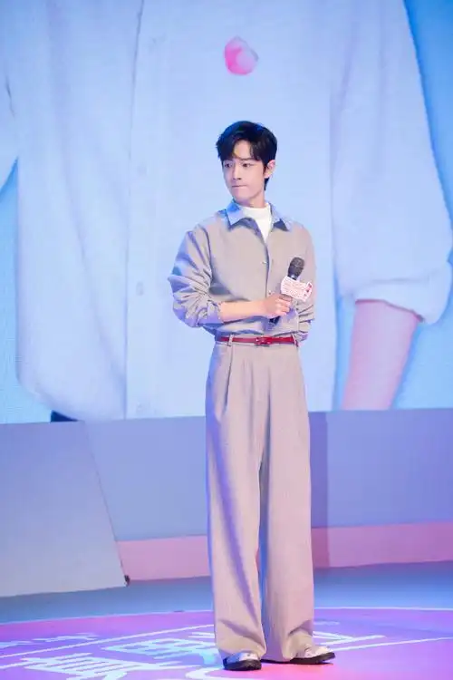 肖战卡其色穿搭上班路透##肖战