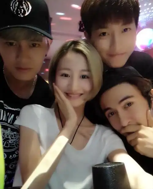 在演戏的过程中,任嘉伦对聂欢格外关心和照顾,二人经常一起出去吃饭