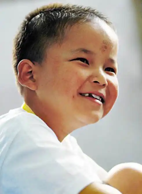 随后第一时间,林浩又进入废墟先后背出两位同学,成为汶川地震中年级最