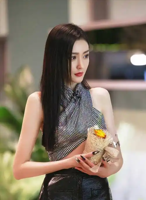 张天爱的直角肩,吴谨言的排骨身材,娱乐圈"病态审美"该停了