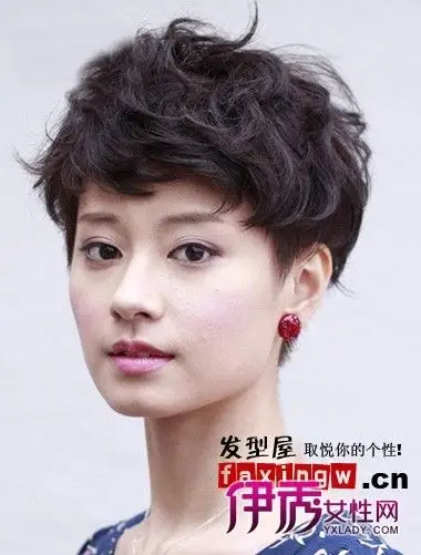 2018年新潮流女生短发烫发发型