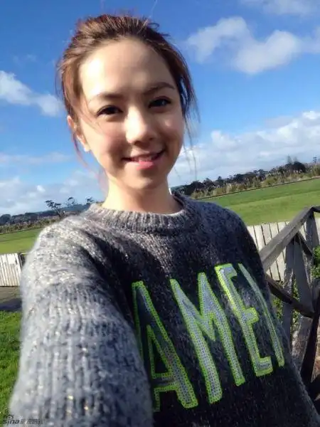 邓紫棋的童年照都是在钢琴的陪伴下度过的,她的金鱼嘴是颚骨萎缩?