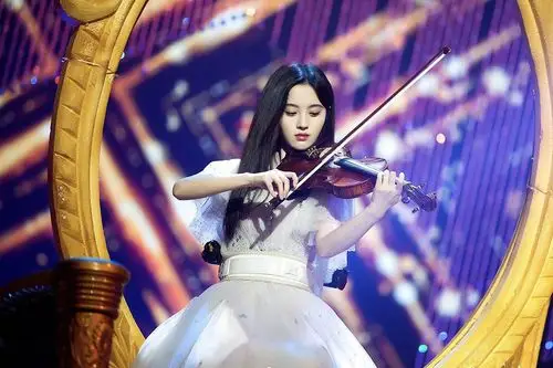 鞠婧祎首秀小提琴