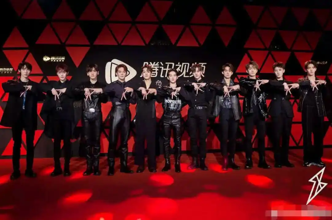 火箭少女101和r1se合影,互换手势成亮点.