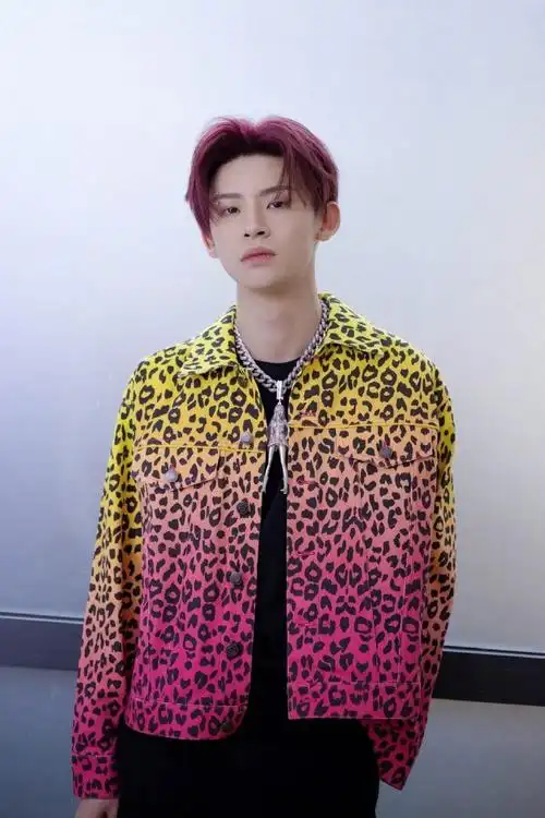 小鬼王琳凯粉黄豹纹夹克时尚酷帅写真图片