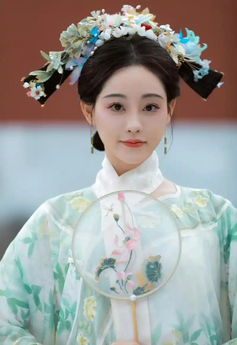 感觉好久没看到祝绪丹的古装造型了,一直感觉她很适合古装呢