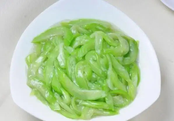 清炒丝瓜学会这1招炒的丝瓜嫩绿又入味不发黑