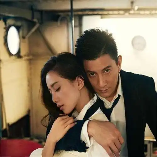 53岁吴奇隆带儿子逛商场,5岁儿子帅气可爱,刘诗诗公公罕见现身