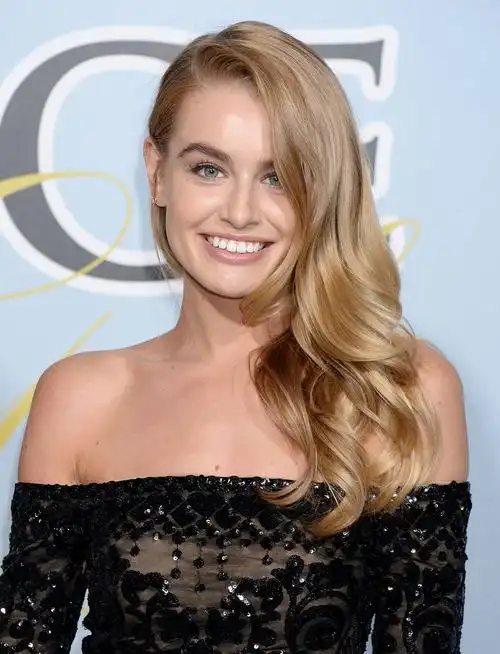 美国模特josie redmond黑色晚礼服出席2019好莱坞时尚活动