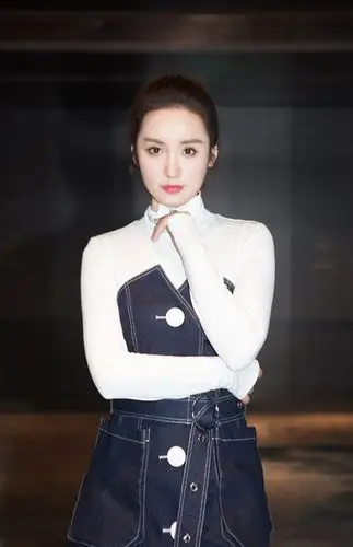 吕一清新优雅活动照高清图片