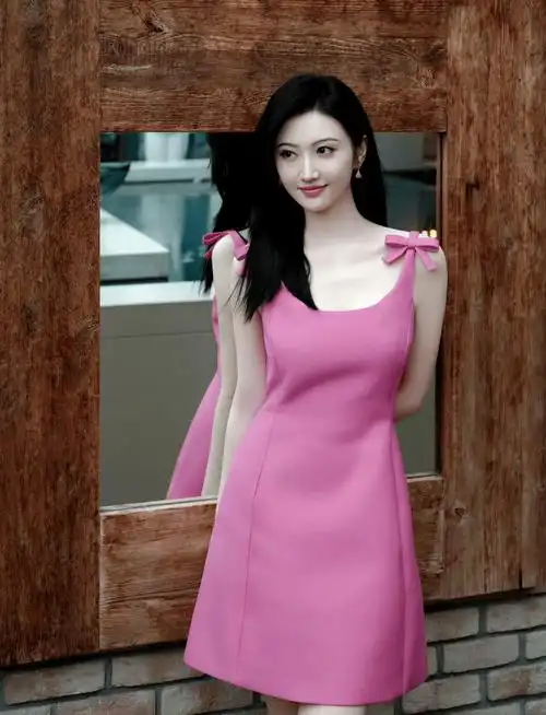 景甜粉色连衣裙造型:明艳动人