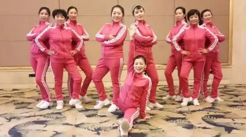 最新9人广场舞变队形视频在线观看 - 西瓜视频