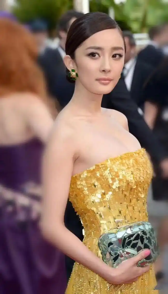 杨幂裹胸礼服,这身材没得说,太美了.