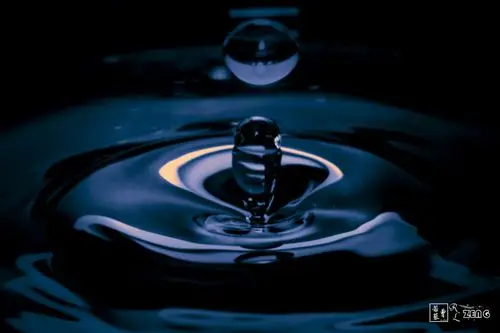 拍水滴击中水面的一瞬间