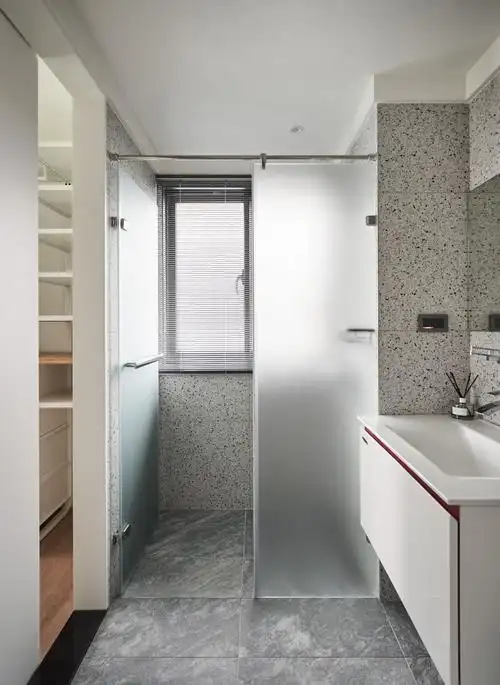 卫生间使用磨砂玻璃进行干湿分离,营造出大气且充满格调的空间氛围.