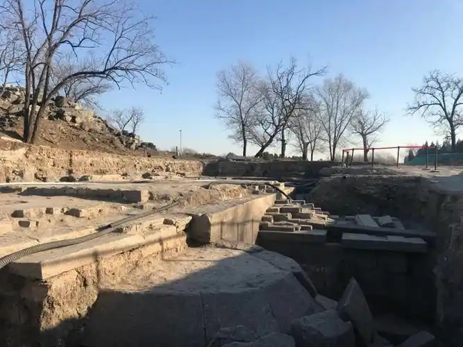 "张利芳告诉记者,紫碧山房的南侧临水,历史资料显示是一条名叫北长河